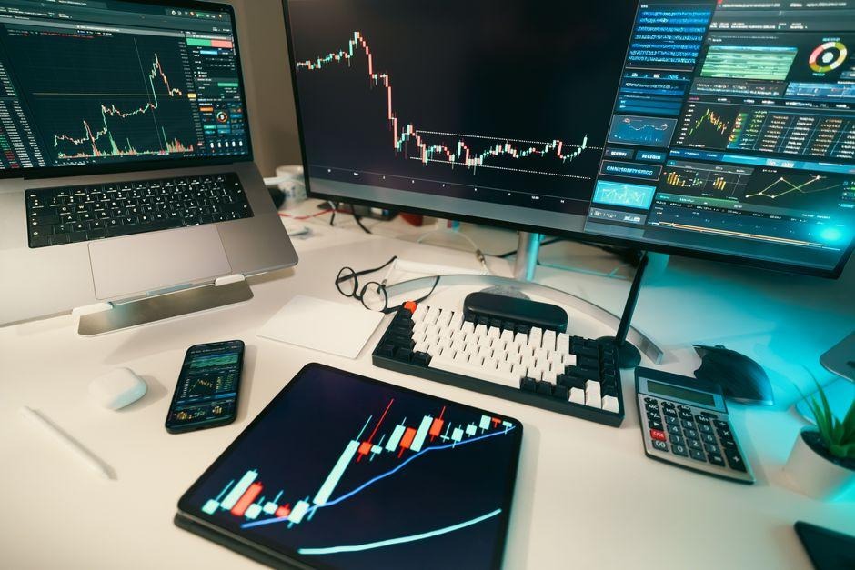 Five FTMO Alternatives Worth Switching To in 2026 4 A modern trading desk with screens displaying financial charts and graphs, showcasing a digital analysis setup.